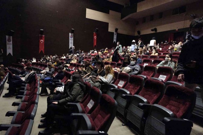 Maltepe’de Tiyatro Günleri Savaş Karşıtı Oyunla Başladı