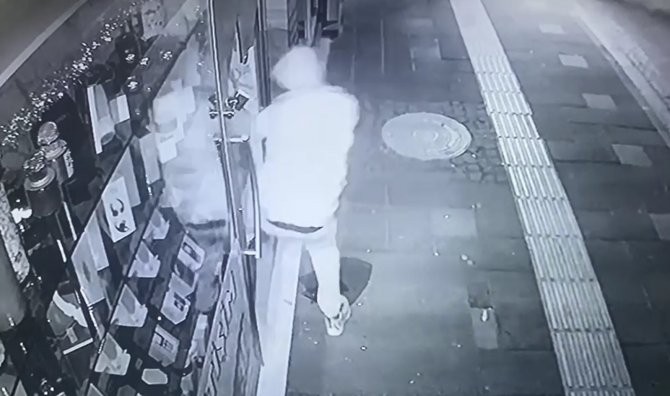 İ̇ş Yerinin Camını Kırıp 15 Telefonu Çaldı, O Anlar Kameraya Yansıdı