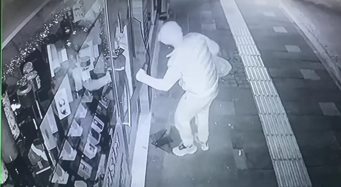 İ̇ş Yerinin Camını Kırıp 15 Telefonu Çaldı, O Anlar Kameraya Yansıdı