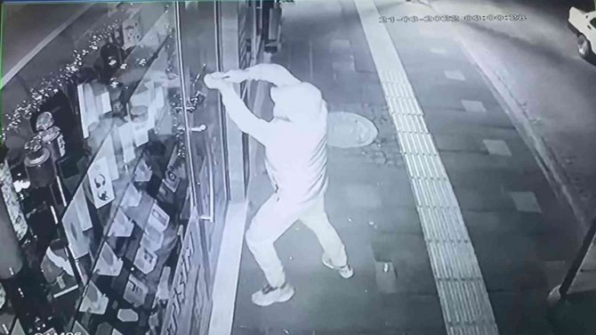 İ̇ş Yerinin Camını Kırıp 15 Telefonu Çaldı, O Anlar Kameraya Yansıdı