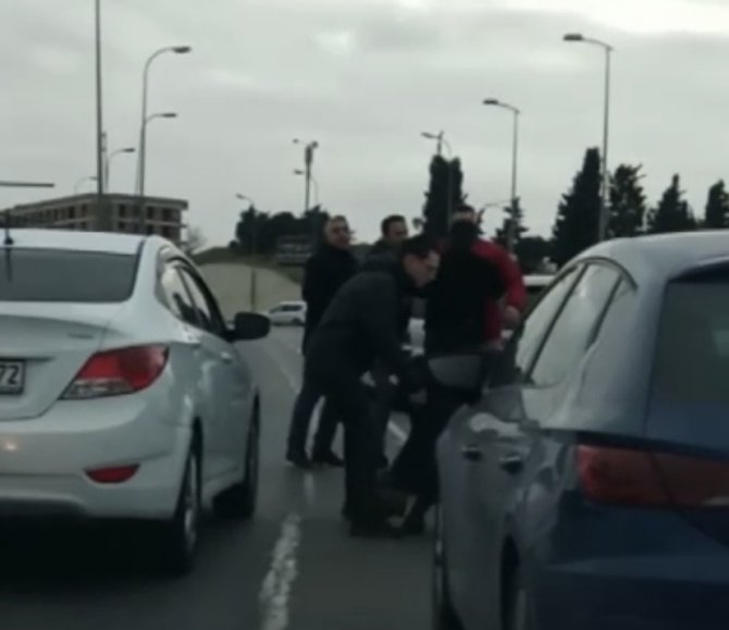 Pendik’te Yol Verme Kavgasında Yumruklar, Tekmeler Havada Uçuştu
