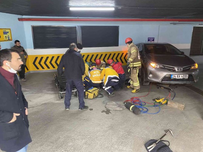 Ümraniye’de El Freni Çekmeyi Unutan Kadın Sürücü, Sürüklenen Otomobilinin Altında Kaldı