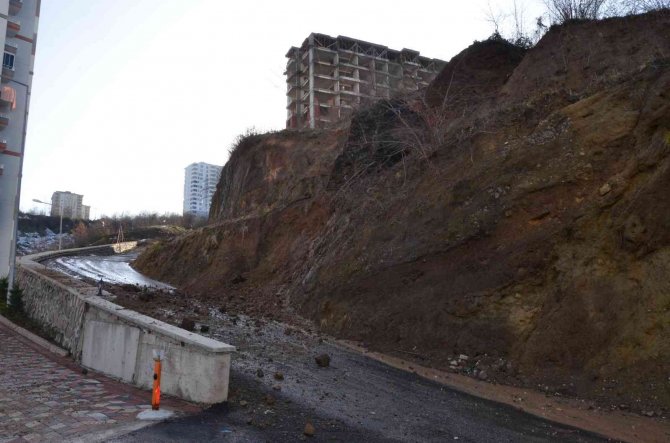 Fatsa’da Korkutan Heyelan, 15 Katlı Binaya Tehdit Oluşturdu
