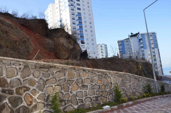 Fatsa’da Korkutan Heyelan, 15 Katlı Binaya Tehdit Oluşturdu