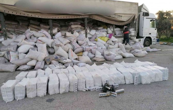 Çöp Arasına Zulalı 19 Bin 610 Paket Kaçak Sigara Ele Geçirildi