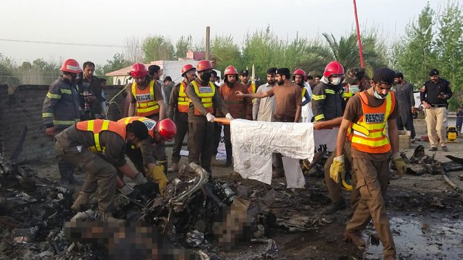 Pakistan’da Askeri Uçak Düştü: 2 Ölü