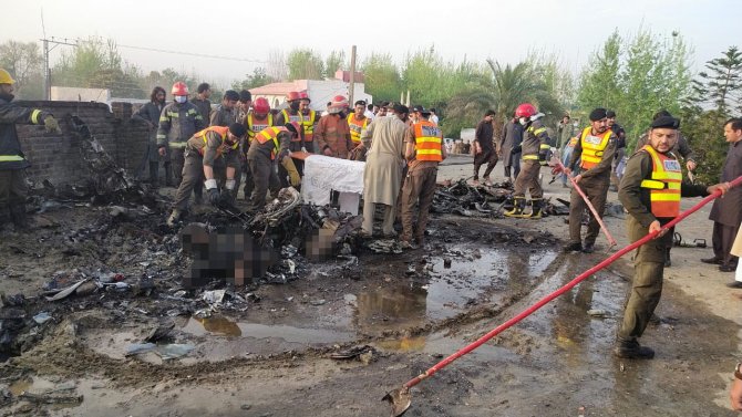 Pakistan’da Askeri Uçak Düştü: 2 Ölü