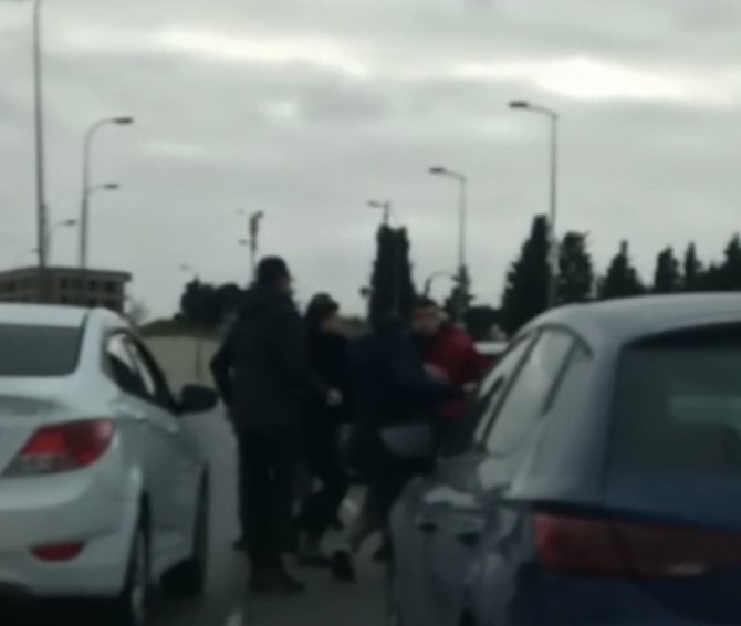 Pendik’te Yol Verme Kavgasında Yumruklar, Tekmeler Havada Uçuştu
