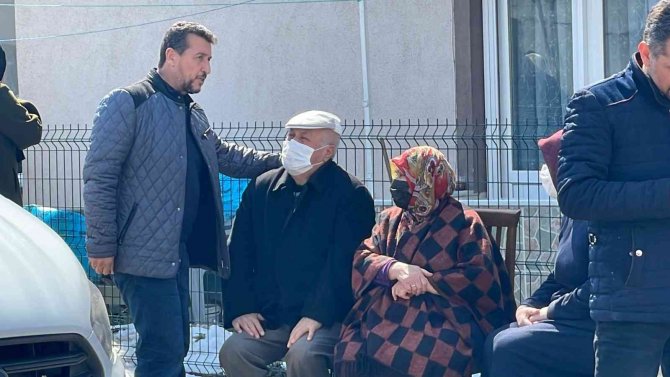 Emekli Müdür Evinde Ölü Bulundu