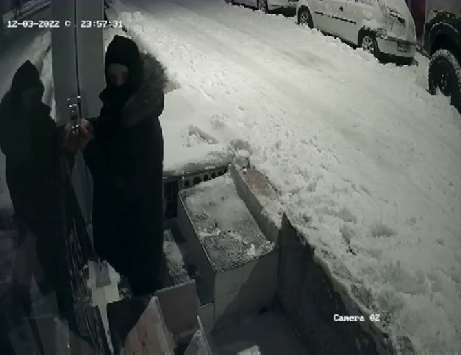 Üsküdar’da Kar Maskeli Hırsızlık Şakası: Arkadaşının Üzerine Bıçakla Koştu