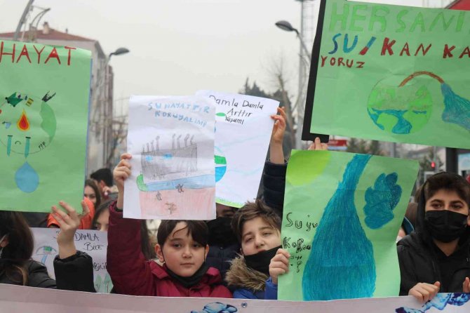 Öğrenciler Suyun Önemine Dikkat Çekmek İçin Bakın Ne Yaptılar