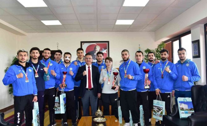 Şampiyon Sporculardan, Rektör Prof. Dr. İ̇lter Kuş’a Ziyaret