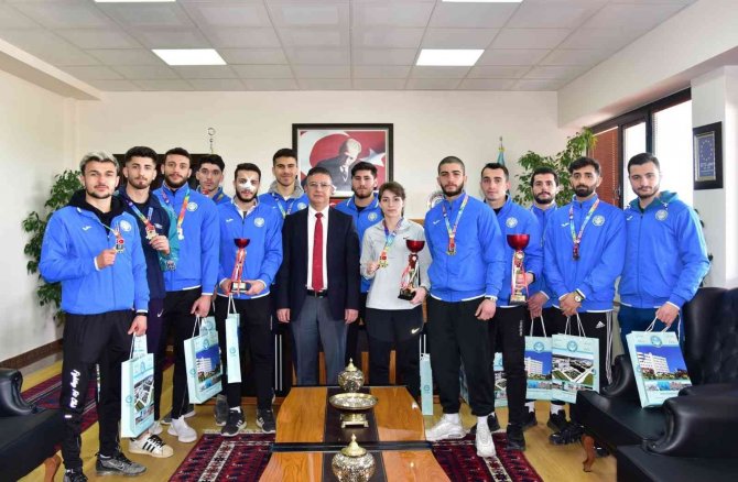 Şampiyon Sporculardan, Rektör Prof. Dr. İ̇lter Kuş’a Ziyaret