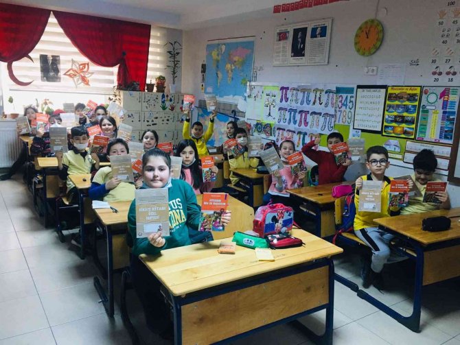 Öğrencilere 17 Bin Kitap Dağıtıldı