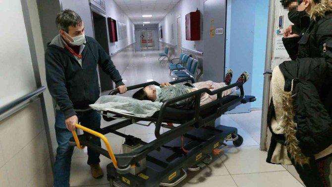 Karısına Hem Bıçakla Hem De Makasla Saldırarak Hastanelik Etti