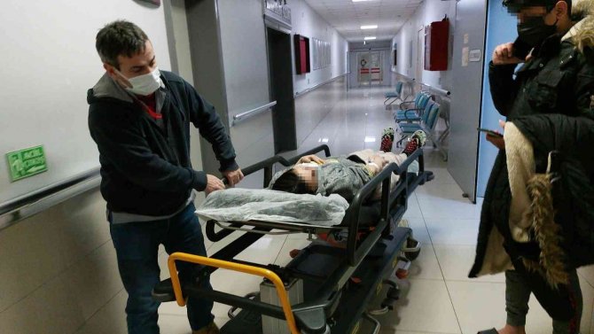 Karısına Hem Bıçakla Hem De Makasla Saldırarak Hastanelik Etti