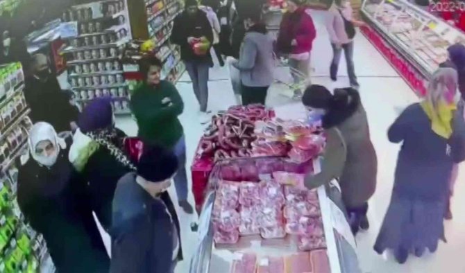 Sancaktepe’de Kaşla Göz Arasındaki 10 Bin Liralık Telefon Hırsızlığı Kamerada