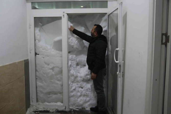Bitlis’te Kar Kapı Ve Pencereleri Kapattı