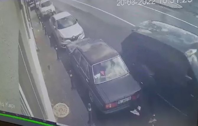 Yolda Yürüyen Adama Cip Çarptı: Kaza Anı Kamerada