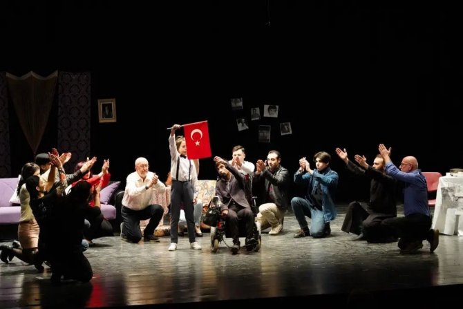 ‘Sevgili Yönetmenim’ Adlı Oyun Ayakta Alkışlandı