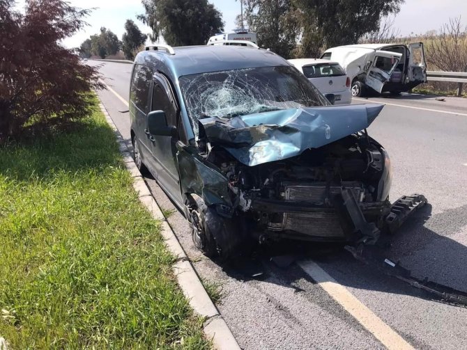 Söke’de Yol Kenarında Duran Araca Çarptı: 2 Yaralı