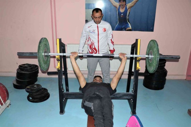 Üç Haftalık Antrenmanla Türkiye İkincisi Olan Umut, Engelini Sporla Aşıyor