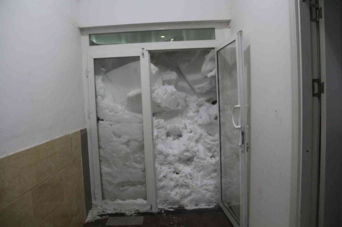 Bitlis’te Kar Kapı Ve Pencereleri Kapattı