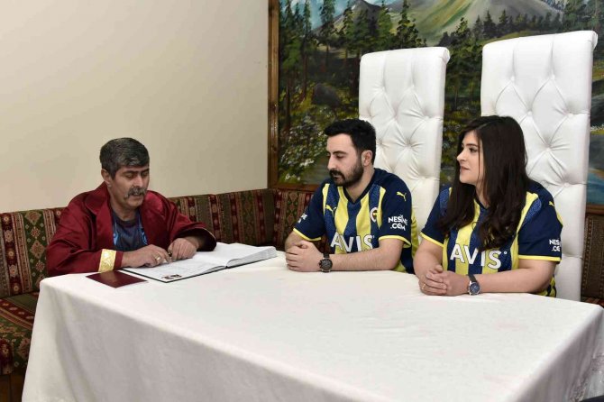 Trabzonspor - Fenerbahçe Rekabeti Yeşil Sahaları Aştı, Nikah Masasına Taşındı