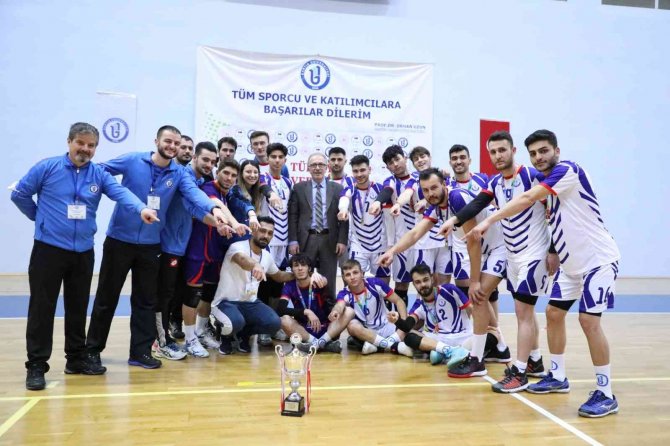 Bartın Üniversitesi Erkek Voleybol Takımı 1. Lig Şampiyonu Oldu