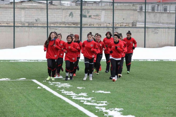 Van Büyükşehir Belediyesi Kadın Futbol Takımı İlk Maçına Hazırlanıyor