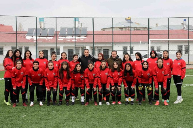 Van Büyükşehir Belediyesi Kadın Futbol Takımı İlk Maçına Hazırlanıyor