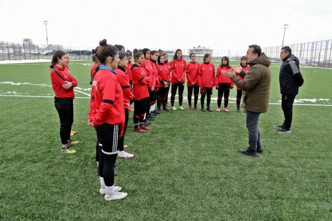 Van Büyükşehir Belediyesi Kadın Futbol Takımı İlk Maçına Hazırlanıyor