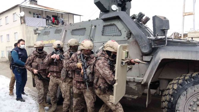 Van Polisinden Şok Operasyon: 28 Kaçak Göçmen Yakalandı
