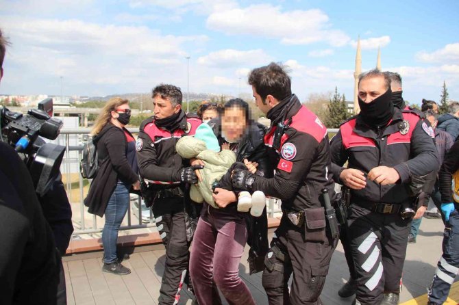 Yabancı Uyruklu Kadın Üst Geçitte, Polis Ve Sağlıkçılara Ecel Terleri Döktürdü