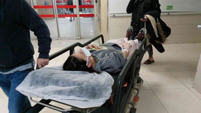 Karısına Hem Bıçakla Hem De Makasla Saldırarak Hastanelik Etti