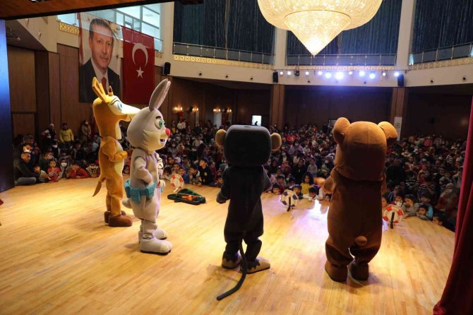 Yüreğirli Çocuklar, Ekranda Gördüklerini Sahnede İzledi