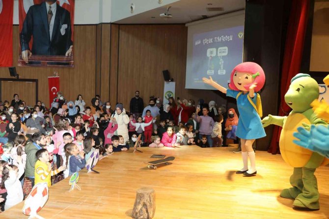 Yüreğirli Çocuklar, Ekranda Gördüklerini Sahnede İzledi
