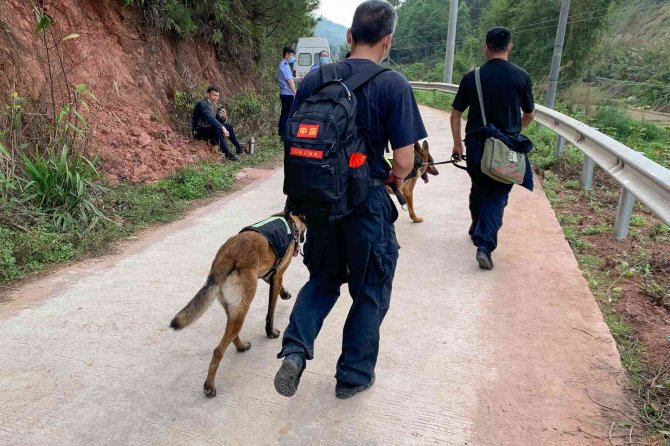 Çin’de Düşen Yolcu Uçağının Kara Kutusu Bulundu
