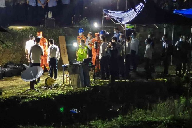 Çin’de Düşen Yolcu Uçağının Kara Kutusu Bulundu