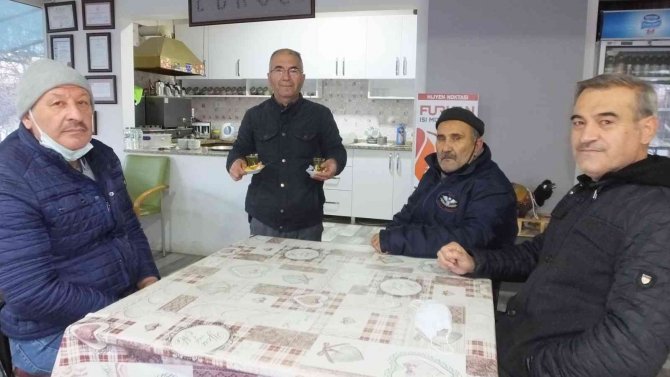 Burhaniye’de Soğuk Havalarda Adaçayı İçiliyor