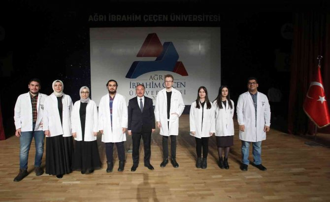 Ai̇çü’de Eczacılık Fakültesi Öğrencileri İ̇çin “Beyaz Önlük Giyme” Töreni Düzenlendi