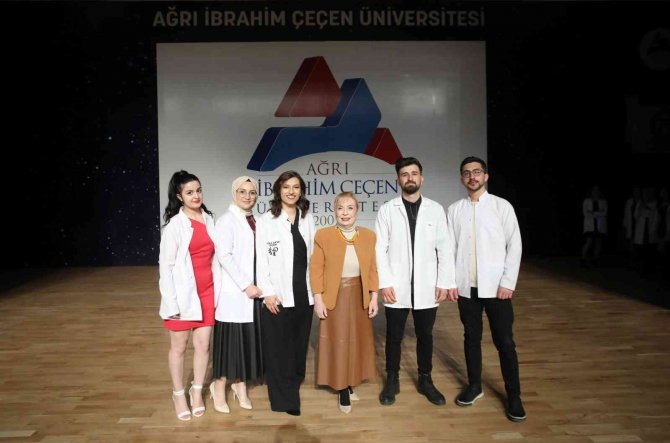 Ai̇çü’de Eczacılık Fakültesi Öğrencileri İ̇çin “Beyaz Önlük Giyme” Töreni Düzenlendi