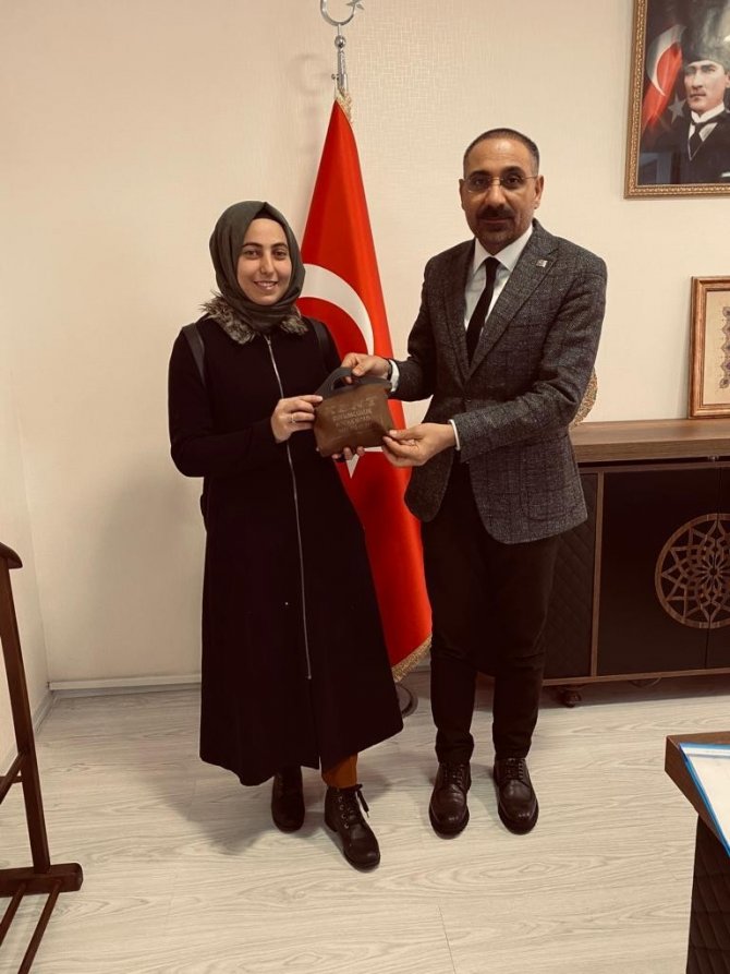 Ağrı’da Minibüste Düşürülen 100 Bin Lira Değerindeki Döviz Ve Altın Sahibine Teslim Edildi