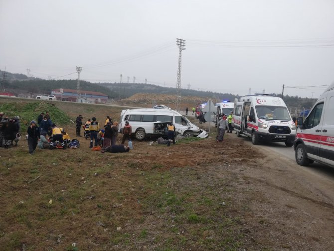 Amasya’da Tarım İşçilerini Taşıyan Minibüs Devrildi: 17 Yaralı