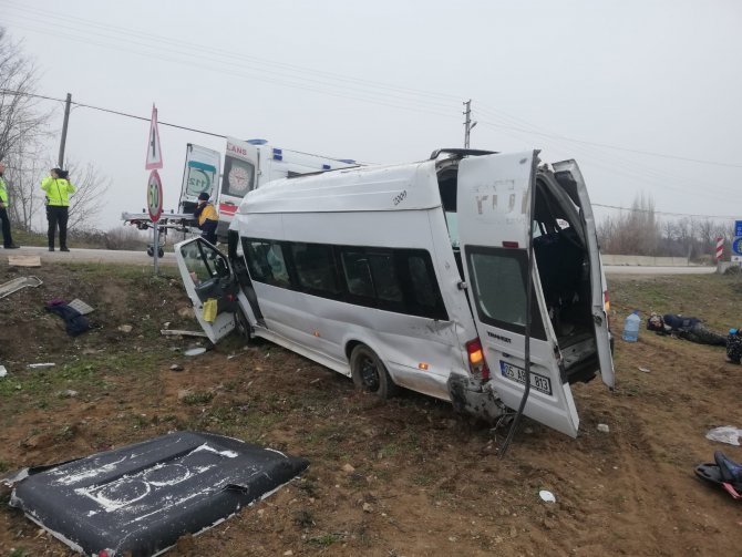 Amasya’da Tarım İşçilerini Taşıyan Minibüs Devrildi: 17 Yaralı