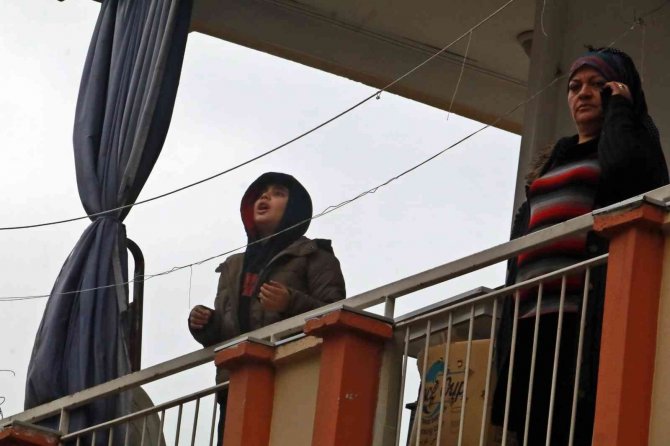 Yangın Çıkan Apartmanın Balkonunda Mahsur Kalan Çocuk Ellerini Açıp Ağlayarak Dua Etti