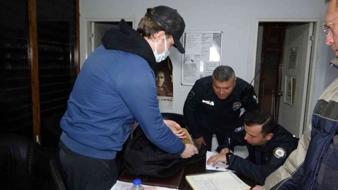 Rus Turistlerin Otobüste Unuttuğu 8 Bin Dolar İçin Büyükşehir Belediyesi Ve Polis Alarma Geçti