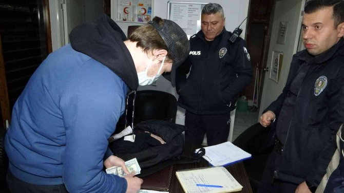 Rus Turistlerin Otobüste Unuttuğu 8 Bin Dolar İçin Büyükşehir Belediyesi Ve Polis Alarma Geçti