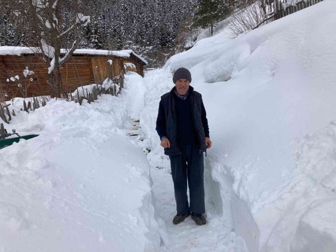 Artvin’de Köylüler Mahalle Yollarını İmcele Usulü İle Kendileri Açtılar