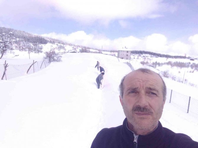 Artvin’de Köylüler Mahalle Yollarını İmcele Usulü İle Kendileri Açtılar